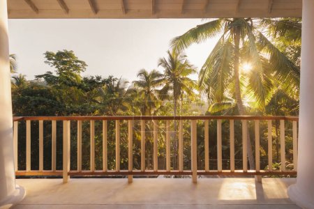 Foto de Terraza exterior de madera en villa de lujo con una pintoresca vista de la selva por la mañana Foto de alta calidad - Imagen libre de derechos