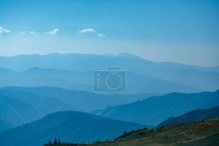 Foto de Fondo abstracto de montaña - concepto de turismo y montañismo. Capas de crestas en las montañas de los Cárpatos Ucrania en el cielo sanrise - Imagen libre de derechos