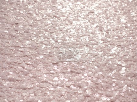 Foto de Textura de cristal de sal rosa natural, macro, foto de primer plano. Patrón de orilla del lago salado durante el día soleado - Imagen libre de derechos