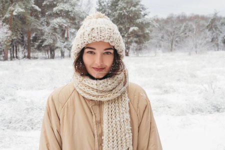 Foto de Chica de invierno, mujer joven en invierno nevando al aire libre en el bosque. Foto de alta calidad - Imagen libre de derechos