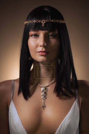 Foto de Retrato de belleza con estilo de moda con corte de pelo largo negro y maquillaje profesional de Cleopatra Queen. Hermosa cara de chicas de cerca. Foto conceptual de alta calidad - Imagen libre de derechos