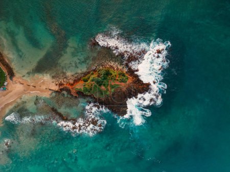 Foto de Vista panorámica del dron aéreo de la roca del loro - pequeña isla a lo largo de la playa de Mirissa en Sri Lanka. Olas de frenado vista superior foto aérea de avión no tripulado volador. Concepto de países itinerantes y exóticos. Alta calidad - Imagen libre de derechos