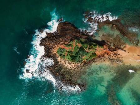 Téléchargez les photos : Vue aérienne panoramique sur le rocher Parrot - petite île le long de la plage Mirissa au Sri Lanka. Vagues de freinage vue de dessus photo aérienne du drone volant. Concept de pays de voyage et exotiques. Haute qualité - en image libre de droit