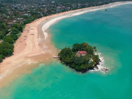 Téléchargez les photos : Vue aérienne par drone de l'île Taprobane à Weligama, Sri Lanka. Repère célèbre dans l'océan Indien. Photo de voyage de haute qualité - en image libre de droit