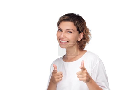 Téléchargez les photos : Portrait studio branché de femme heureuse elle 20s porter blanc t-shirt pointant index caméra sur vous motivant encourager isolé sur fond blanc isolé. Concept de style de vie - en image libre de droit