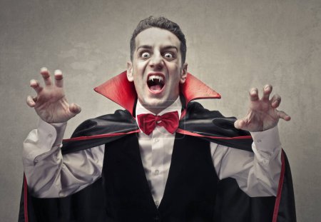 Téléchargez les photos : Portrait de l'homme déguisé en Dracula - en image libre de droit
