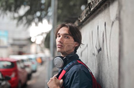 Téléchargez les photos : Portrait d'un jeune homme dans la rue - en image libre de droit
