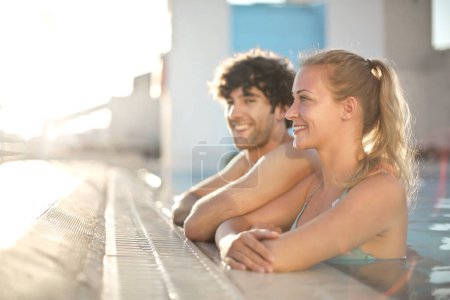 Téléchargez les photos : Jeune couple dans une piscine de l'hôtel - en image libre de droit