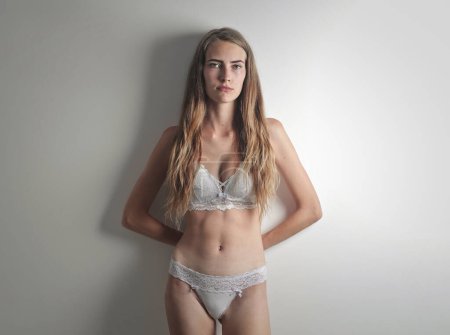 Téléchargez les photos : Portrait d'une jeune belle femme en lingerie - en image libre de droit