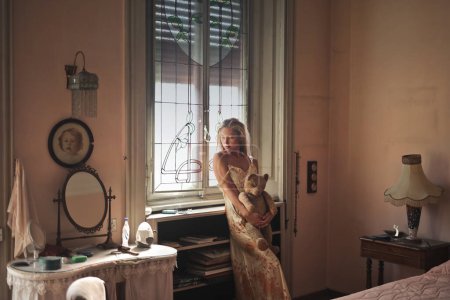 Foto de Mujer joven en un dormitorio de una antigua villa - Imagen libre de derechos