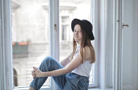 Foto de Chica joven con sombrero en el interior - Imagen libre de derechos
