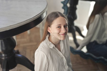 Foto de Retrato de una joven en casa - Imagen libre de derechos