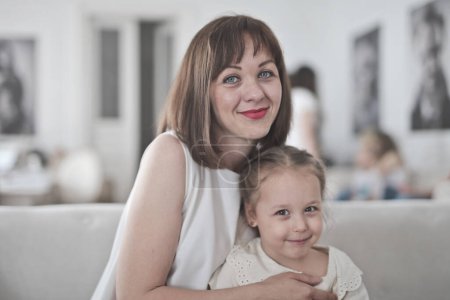 Téléchargez les photos : Portrait de mère et fille à la maison - en image libre de droit