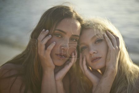 Téléchargez les photos : Portrait de deux jeunes femmes au bord de la mer - en image libre de droit