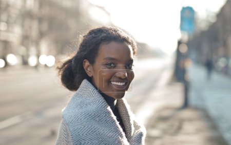 Foto de Retrato de una joven en la calle - Imagen libre de derechos