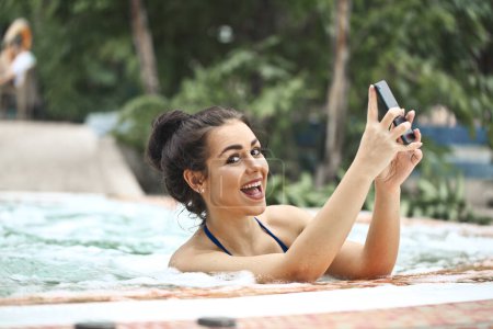 Foto de Joven mujer toma un selfie en un parque acuático - Imagen libre de derechos