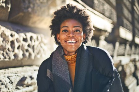 Foto de Portrait of young black woman in the street - Imagen libre de derechos