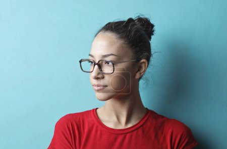 Téléchargez les photos : Portrait d'une jeune femme avec des lunettes - en image libre de droit