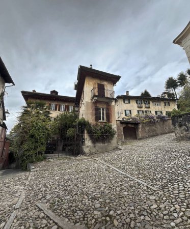 Téléchargez les photos : Maisons anciennes à orta san giulio - en image libre de droit