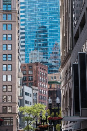 Téléchargez les photos : Un mélange d'architecture ancienne et nouvelle dans le centre-ville de Boston - en image libre de droit
