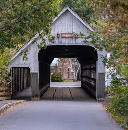 Eine Holzbrücke in Woodstock, Vermont, im Herbst