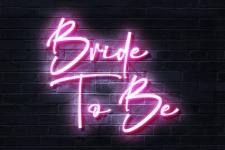 Téléchargez les photos : Bride To Be Pink Neon Signe sur un mur de briques sombres - en image libre de droit