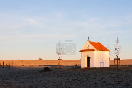 Foto de Pequeña capilla en Chvalovice, sur de Moravia, República Checa - Imagen libre de derechos