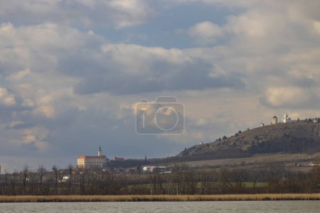 Foto de Mikulov casco antiguo con castillo, sur de Moravia, República Checa - Imagen libre de derechos