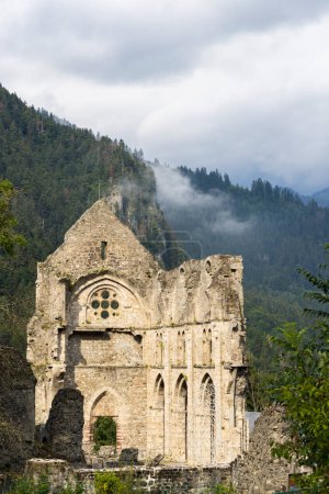 Téléchargez les photos : Abbaye d'Aulps, Saint Jean d Aulps dans la vallée d'Aulps, Haute Savoie, France - en image libre de droit