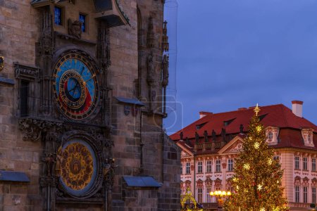 Foto de Tiempo de Navidad en Old Town Square con Orloj, Praga, República Checa - Imagen libre de derechos
