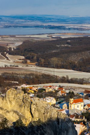 Téléchargez les photos : Paysage hivernal de Palava avec Klentnice, Moravie du Sud, République tchèque - en image libre de droit