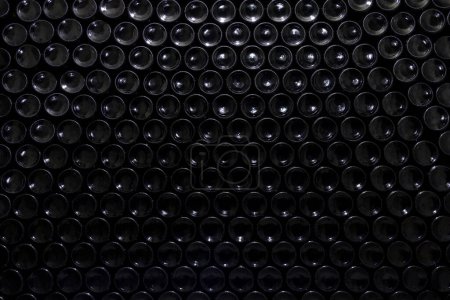 Téléchargez les photos : Superficie des bouteilles de vin empilées dans la cave à vin, Moravie du Sud République tchèque - en image libre de droit