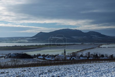 Téléchargez les photos : Paysage hivernal sous Palava près de Sonberk, Moravie du Sud, République tchèque - en image libre de droit