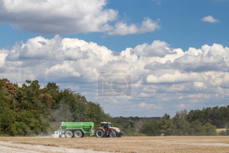 Téléchargez les photos : Un tracteur préparant le terrain - en image libre de droit