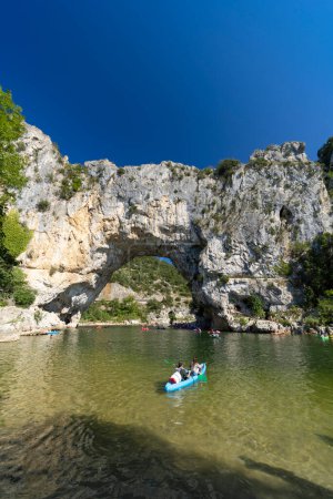 Téléchargez les photos : Pont d'Arc, arche de pierre au-dessus de l'Ardèche, Auvergne-Rhône-Alpes, France - en image libre de droit