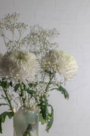 Foto de Ramo de crisantemos blancos y gypsophila paniculata - Imagen libre de derechos