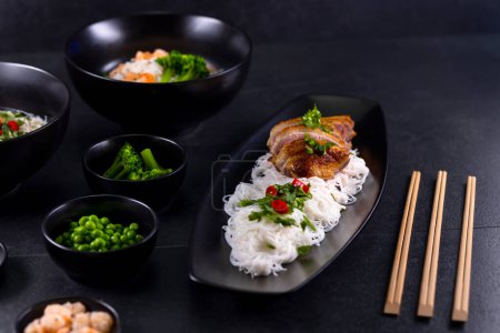 Téléchargez les photos : Divers plats de la cuisine asiatique avec différents types de nouilles et de riz aux crevettes, légumes et sésame noir - en image libre de droit