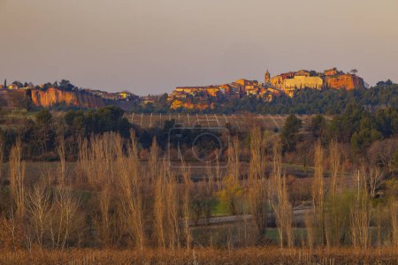 Téléchargez les photos : Landscape with historic ocher village Roussillon, Provence, Luberon, Vaucluse, France - en image libre de droit