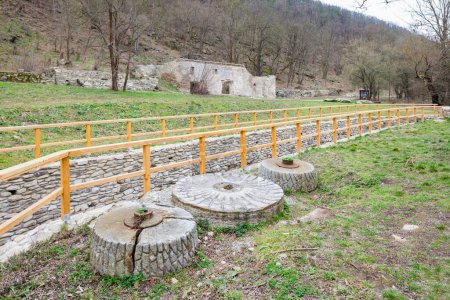 Téléchargez les photos : Ancienne papeterie dans la vallée de Dyje, région de Znojmo, République tchèque - en image libre de droit