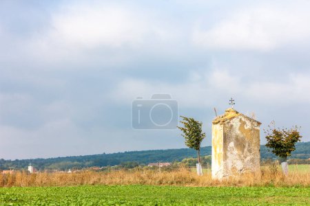 Téléchargez les photos : Chapelle du calvaire en ruine près de Konice, région de Znojmo, République tchèque - en image libre de droit