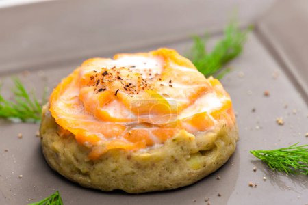 Téléchargez les photos : Gâteau salé rempli de fromage à la crème servi avec du saumon fumé et de l'aneth - en image libre de droit