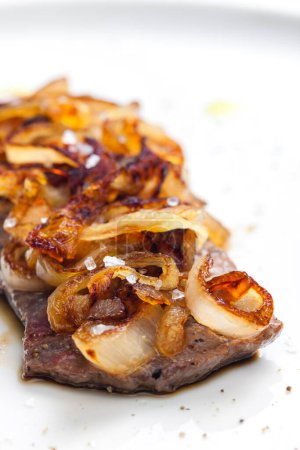 Téléchargez les photos : Steak couvert d'oignon caramélisé - en image libre de droit