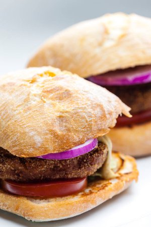 Téléchargez les photos : Burger de poulet à l'oignon rouge, tomate et laitue - en image libre de droit