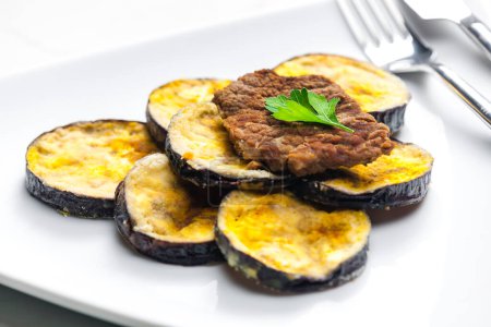 Téléchargez les photos : Viande en chapelure avec aubergine grillée - en image libre de droit