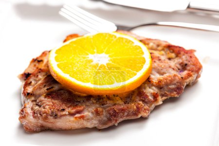 Téléchargez les photos : Escalope de porc servie avec orange - en image libre de droit