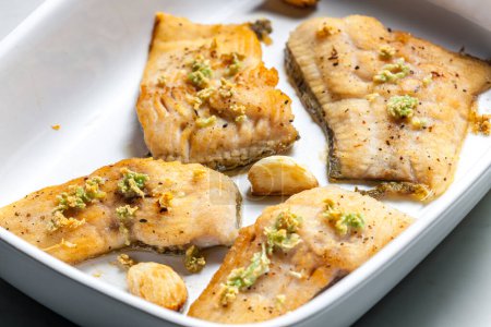 Téléchargez les photos : Truite saumon cuite à l'ail - en image libre de droit
