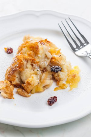 Téléchargez les photos : Dessert appelé zemlovka à base de petits pains avec des raisins secs - en image libre de droit