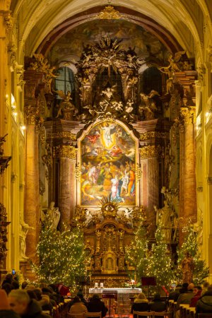 Foto de Interior de la iglesia de San Salvador en Navidad en Praga, República Checa - Imagen libre de derechos