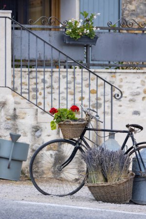 Téléchargez les photos : Nature morte avec vélo en Provence, France - en image libre de droit
