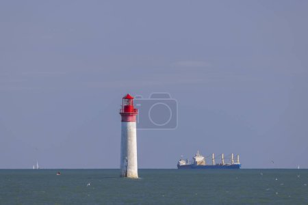 Foto de Phare de Chauvea cerca de Ile de Re con barcos a La Rochelle, Pays de la Loire, Francia - Imagen libre de derechos